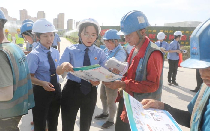 渭南市人民检察院与澄城县人民检察院部分检察干警走进筑工地，开展“稳就业 治欠薪”普法宣传活动。