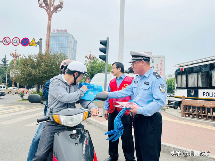 韩城公安交警开展文明交通劝导主题活动.