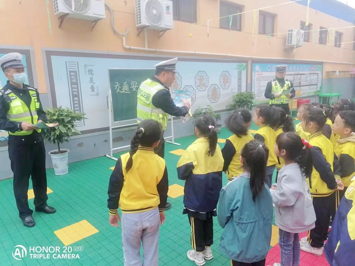 华州公安交警柳枝中队在六一儿童节来临前走进辖区蓝天幼儿园开展交通安全宣传活动。