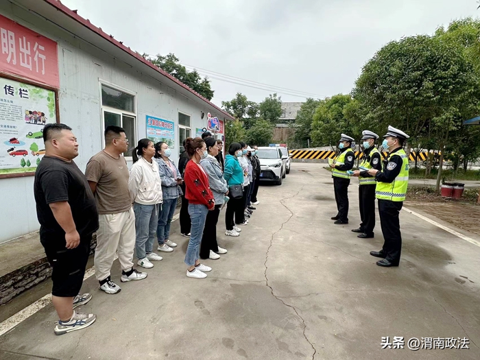 富平交警城区执勤一中队组织民辅警走进辖区红旗驾校开展“一盔一带”主题交通安全宣传活动.