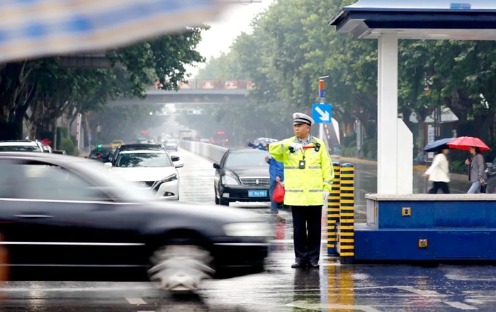 市公安局交警支队临渭大队迅速行动，确保雨天道路交通安全畅通。