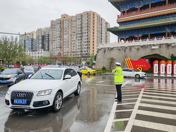 大荔交警在G242国道、S108省道及城区主要路段、县乡道路实时指挥交通，确保群众出行安全。