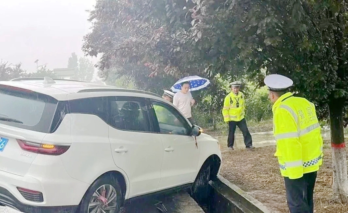 蒲城交警成功施救被困车辆。