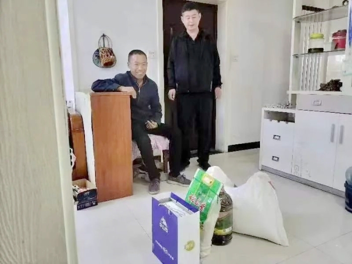 白水县公安局对包联村开展走访慰问活动。