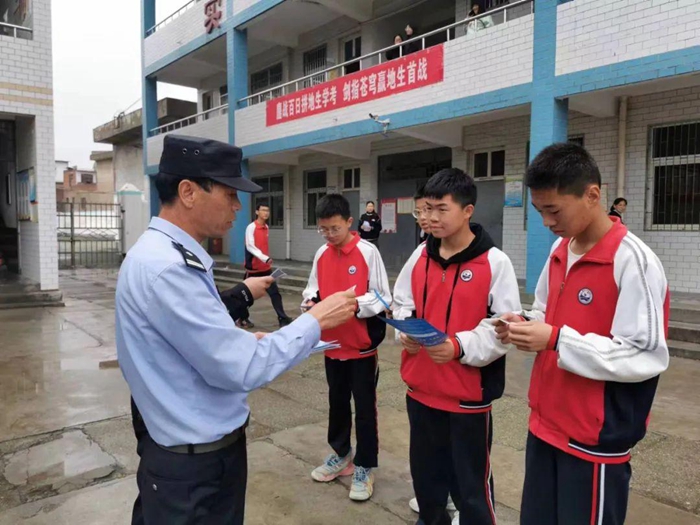 潼关县公安局城关派出所民警分别走进潼关中学、第二初级中学和文川学校开展“法治护航 伴你成长”为主题的教育活动。