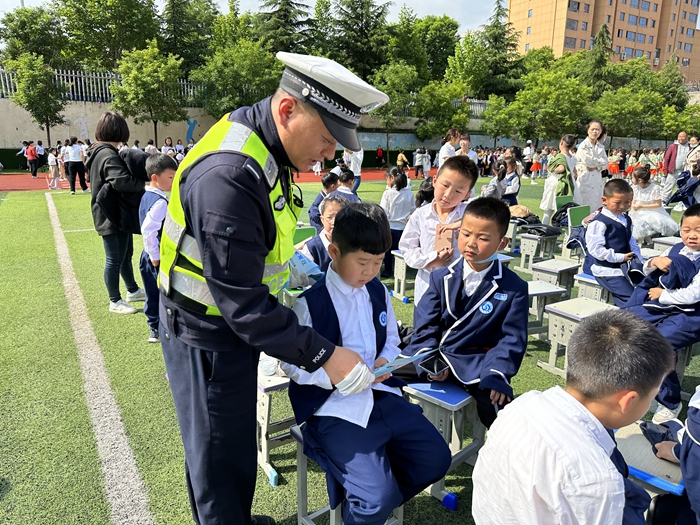 白水公安交警携手白水小学平安过“六一”。