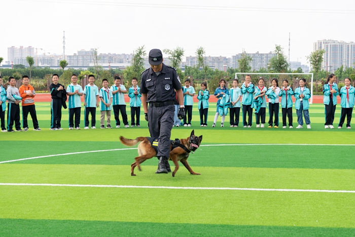 5月30日下午，澄城县公安局巡特警大队走进澄城县城关第六小学开展“巡特警平安伴’童’行警校共建”主题活动。
