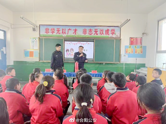 合阳公安同家庄派出所民警进校园为学生们送上“法治宣传大礼包”.