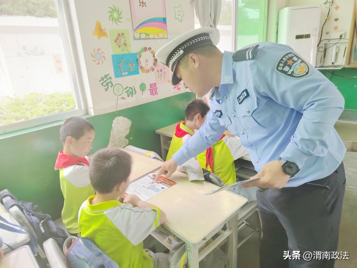 大荔公安交警开展交通安全知识进校园活动.