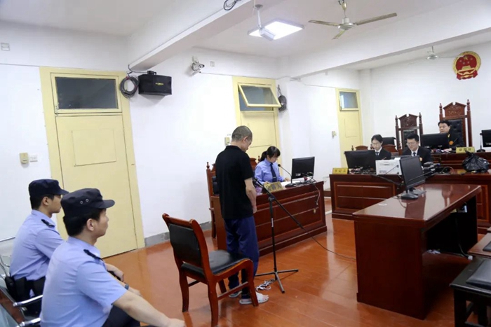 大荔法院开庭审理一起盗窃案。