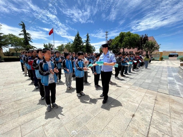 6月1日，白水公安北塬派出所民辅警来到镇中校园，为全体师生讲了一节生动的法治课。
