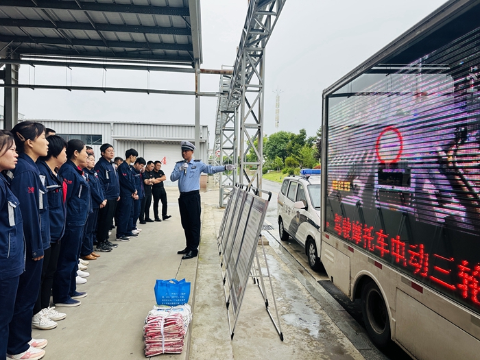 韩城公安交警走进企业开展“美丽乡村企业行”主题宣传活动。