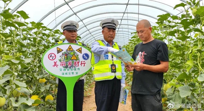 蒲城交警送安全进瓜棚。