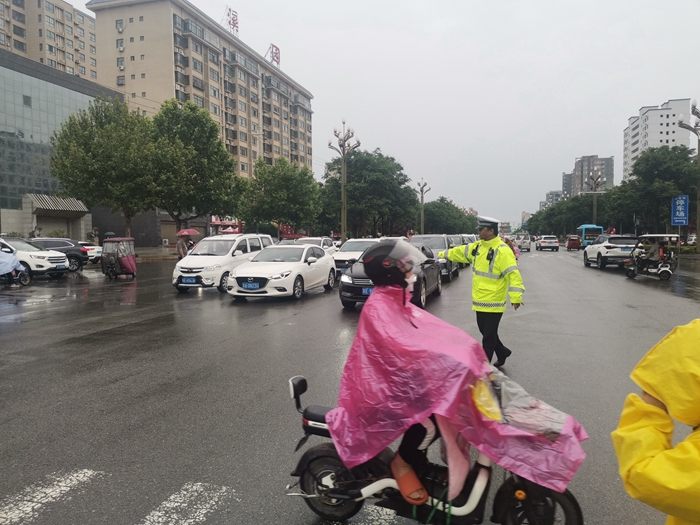 6月2日，大荔公安交警积极采取有效措施，全力做好降雨天气道路交通安保工作。
