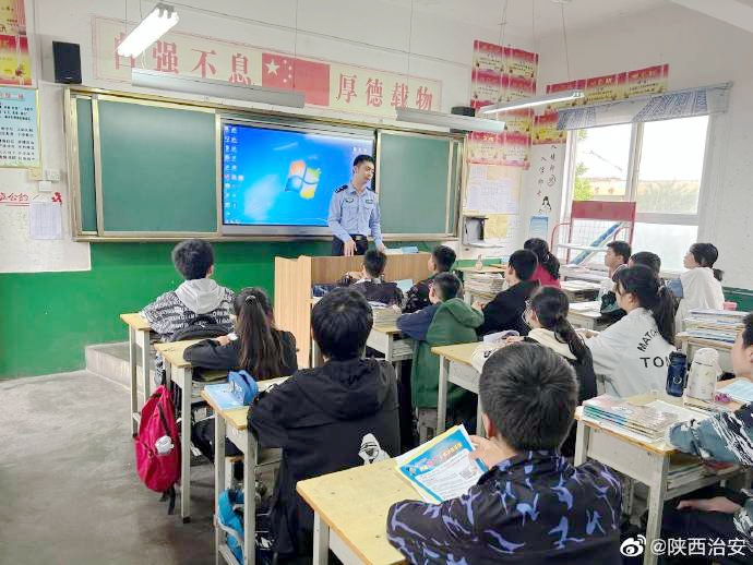 富平老庙派出所民警到辖区学校开展防范电信诈骗宣传.