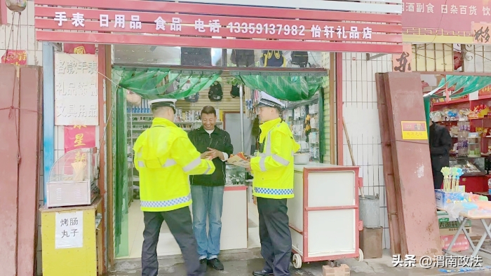潼关交警全力做好高考护考工作.