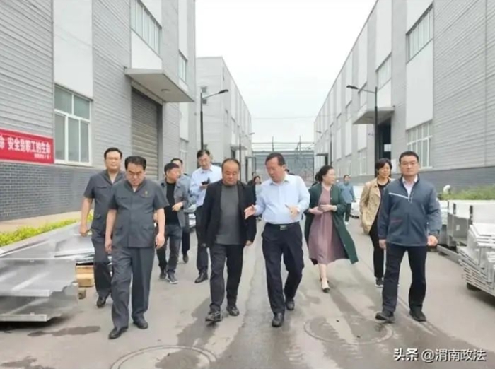 市人大常委会副主任薛清军一行对渭南法院优化提升法治化营商环境工作进行调研。