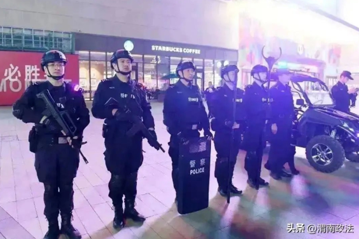 临渭公安民警在要害部位重点武装巡逻。