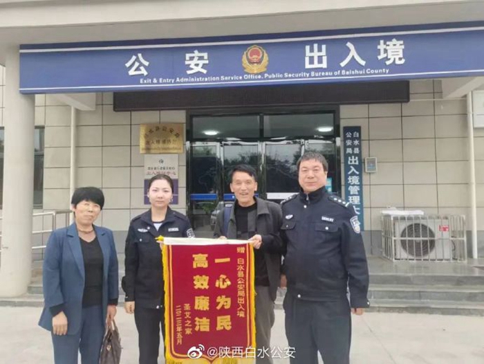 便民服务暖人心，群众致谢送锦旗。