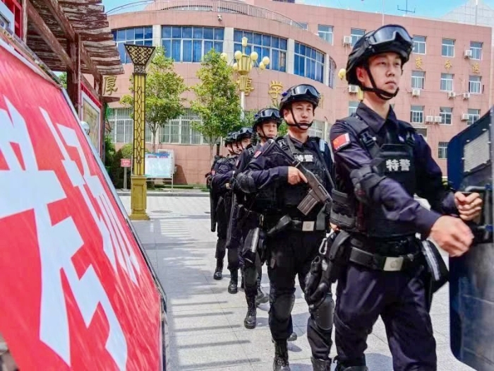 白水县公安局巡特警大队深入高考场地考点及校园周边开展安全检查。