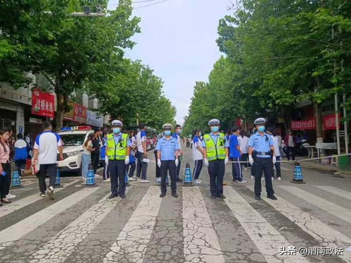 城区中队全警动员，对潼关中学考点周边道路环境进行清理。