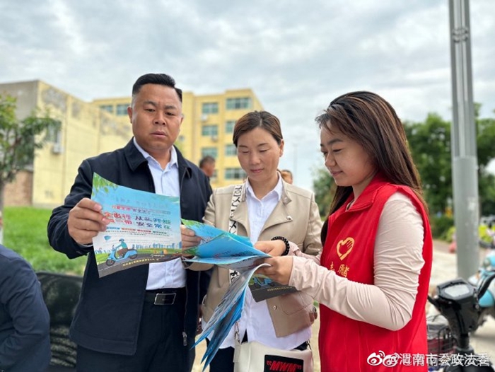白水公安交警组织开展“助力高考爱心服务”志愿者劝导活动。