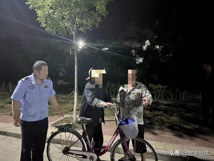 六旬老人外出迷路，民警助其找回家人。