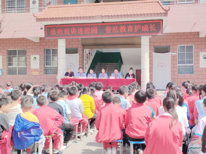 富平张桥派出所联合镇司法所来到辖区南庄小学开展法治宣传。