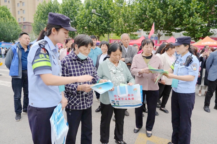 合阳民警向考生家长开展防诈宣传。