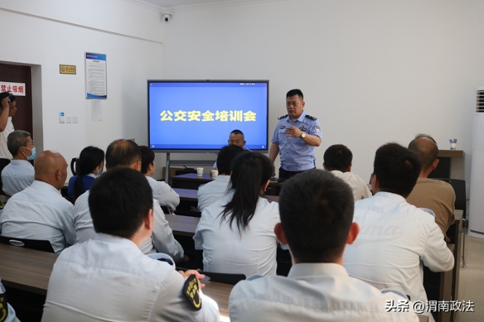 高新交警大队组织民警深入辖区公交公司开展交通安全知识培训活动。