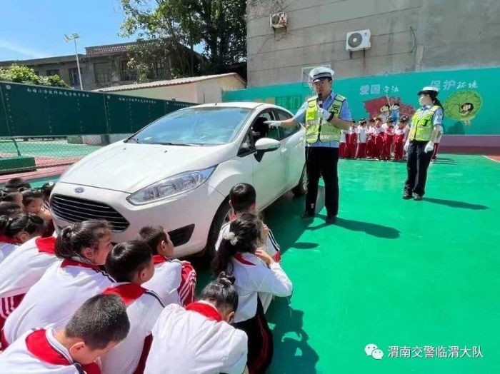 临渭交警走进南塘小学开展“知盲区会避险--车辆盲区进校园”交通安全主题教育活动.