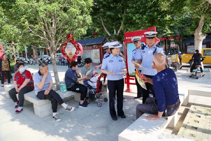 潼关交警走上街头给群众宣讲交通安全法律法规。