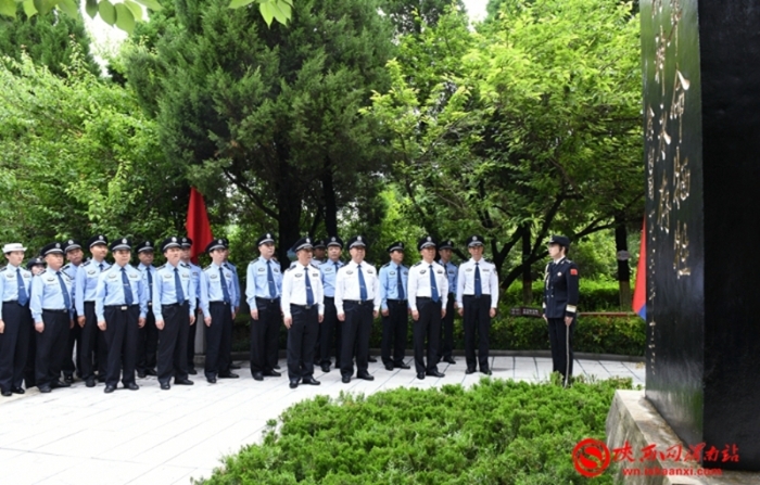 6月5日，市公安局举办“典型在身边”暨渭南市第四届公安机关“双十佳”评选活动推进会。图为在渭华起义教育基地开展缅怀纪念活动。记者 许艾学 摄