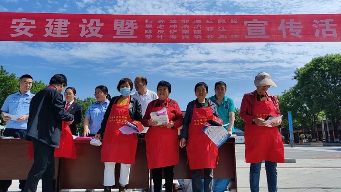 合陽縣坊鎮司法所開展集中普法宣傳活動。