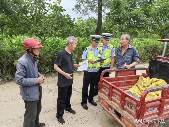 韓城交警開展農忙時節交通安全宣傳教育活動。