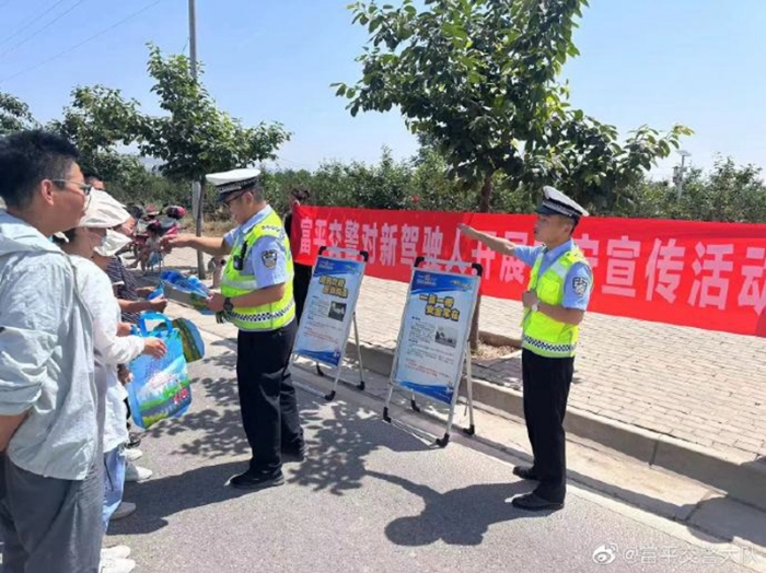 富平交警走進轄區駕校訓練場地開展精準交通安全宣傳活動。