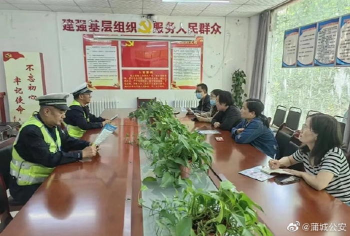 蒲城公安普法宣傳進社區。