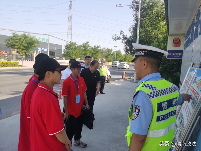 6月10日起，大荔公安交警嚴厲打擊涉及“三上三下”的交通違法行為。