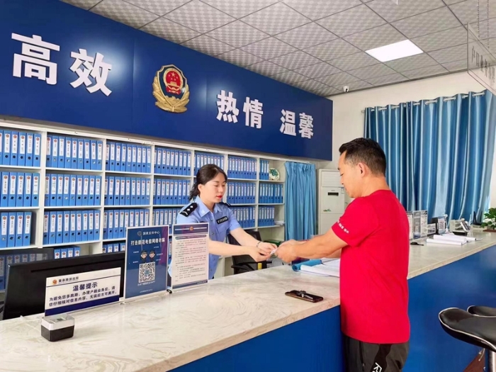 蒲城警民愛心接力，身份證物歸原主。