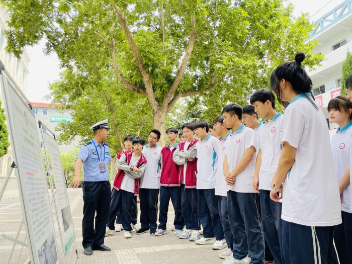 韩城交警走进辖区中学开展“交通安全进课堂”宣讲活动。