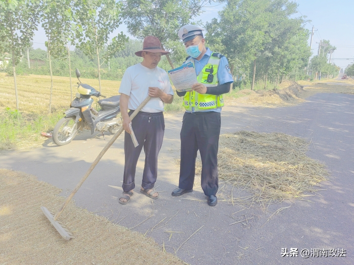 华州交警深入田间地头开展“三夏”期间美丽乡村行交通安全宣传活动。