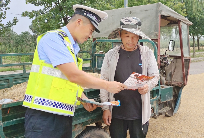 大荔公安交警走进辖区小麦晾晒场，开展交通安全宣传活动。