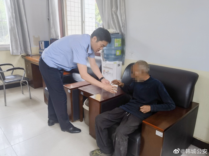 韩城公安暖心帮助走失老师找到家人。