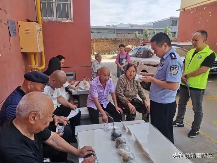 潼關縣禁毒辦聯合縣公安局、城管局、退伍軍人事務局在城關街道興隆社區組建禁毒宣講團隊，開展了以“健康人生、綠色無毒”為主題的線上直播。