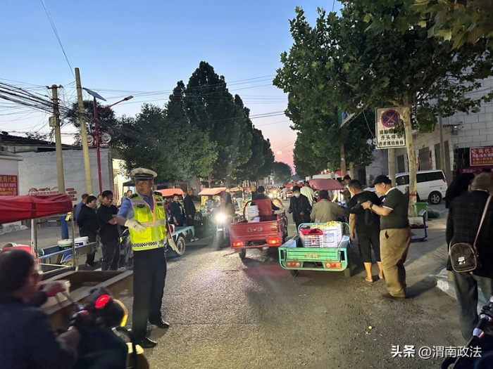 大荔交警“趕集跟會”幫助棗農維持好交通秩序。