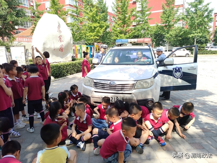 合陽縣公安局交警大隊法宣中隊走進樂貝爾紅纓幼兒園，給萌娃們送去生動有趣的交通安全套餐。