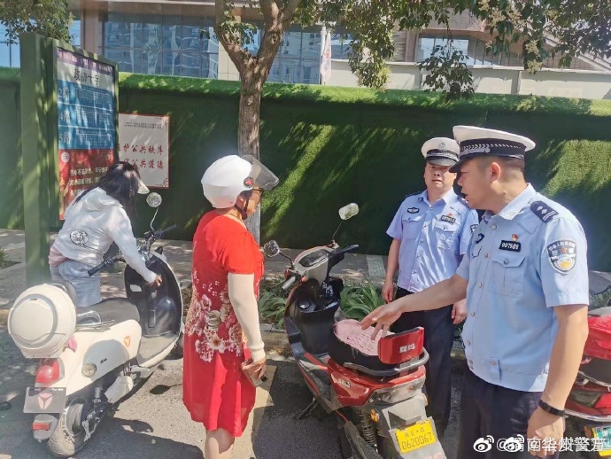 华州分局交通管理大队在城区开展“一盔一带”专项整治行动.