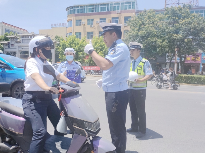 潼关交警开展“一盔一带 文明守法”赠送安全头盔交通安全主题宣传活动.