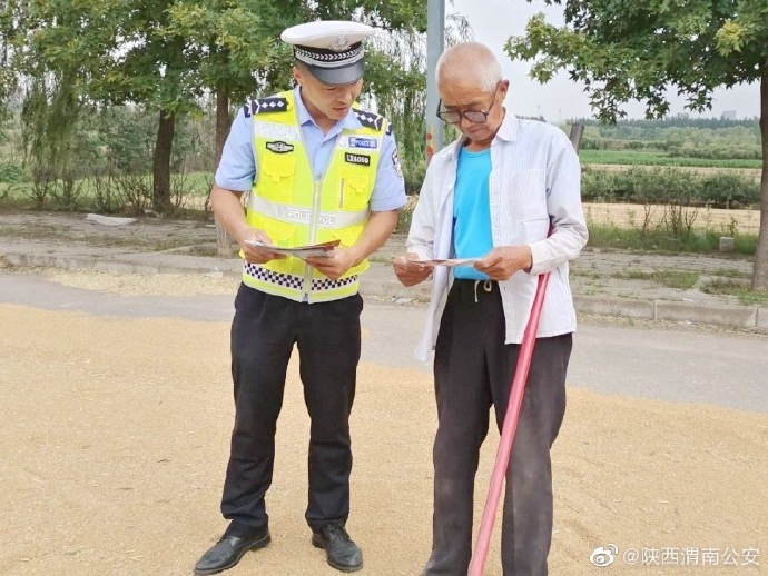 大荔公安交警走进田间地头，向正在夏收的农户及瓜农宣传交通安全。