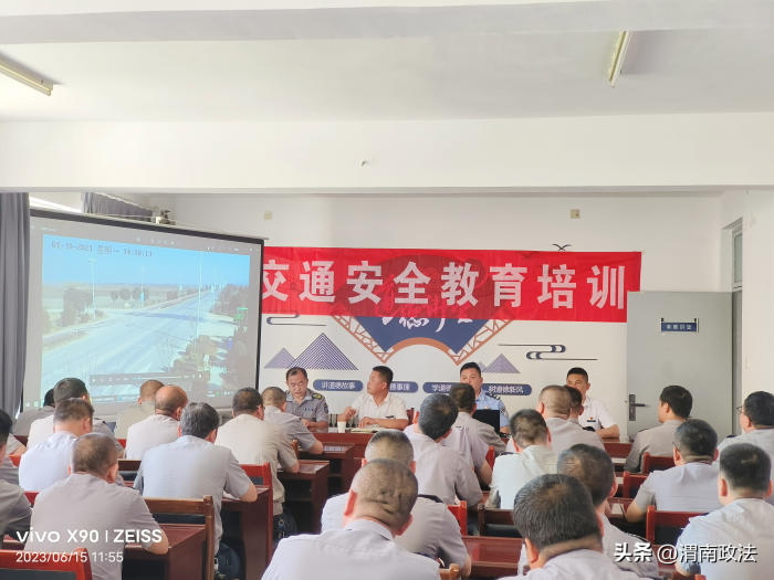 高新交警大队进企业开展交通安全教育培训活动.